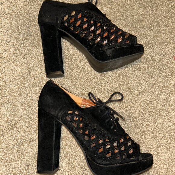 Heels - Picture 4 of 4